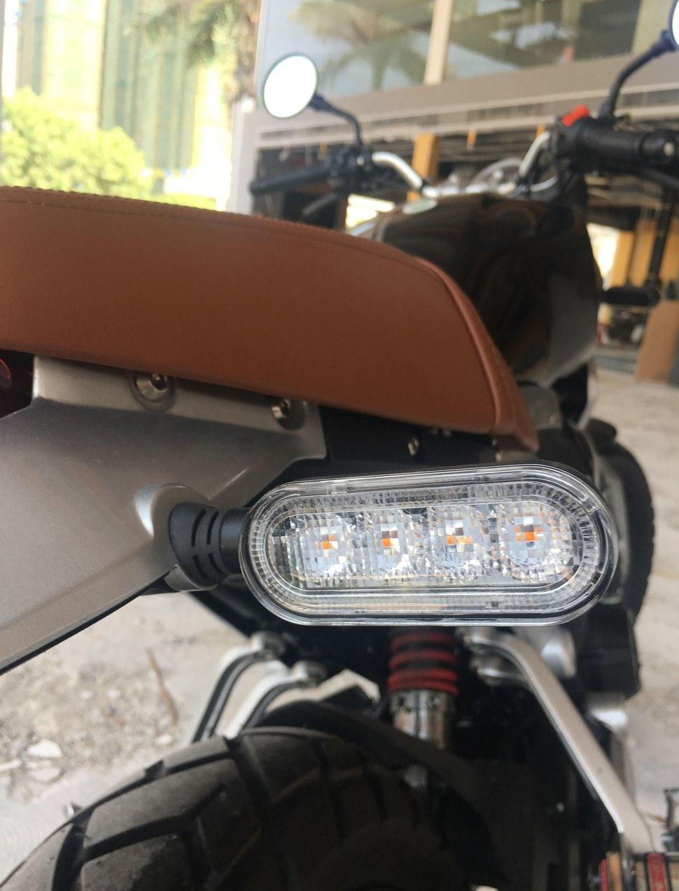 同事买了一辆日系车,同事买的摩托车