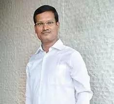 为解决妇女生理问题，男子穿带血卫生巾走上街头，却惨遭妻子离婚