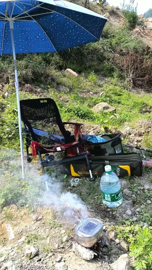 在钓台上钓鱼用钓椅好还是钓箱好,钓鱼大家用钓椅还是钓箱还是钓台