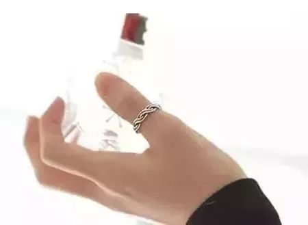 女士正确戴戒指左手还是右手招财,女戒指戴左手还是右手代表财运