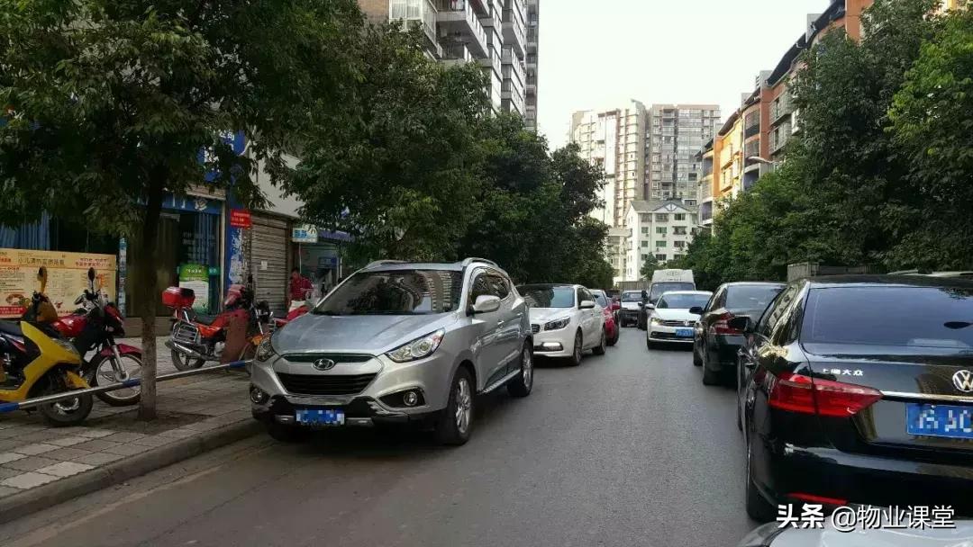 车辆违停可以叫拖车吗,物业违法锁车赔偿标准