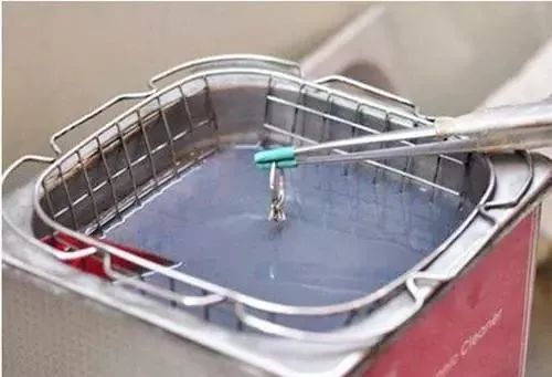 铂金钻戒一直佩戴会有磨损吗,黄金戒指戴久不亮怎么办