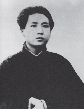 毛*东泽**敲响了“板仓杨寓”大门，一个圆脸大眼睛的少女出现在眼前