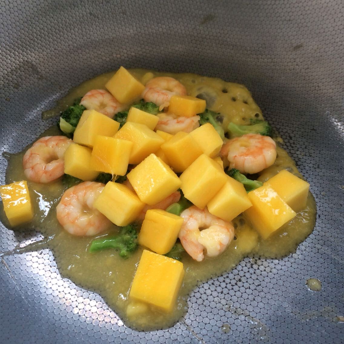 「芒果炒虾仁」的做法没见过吧？芒果和虾的结合，酸溜甜