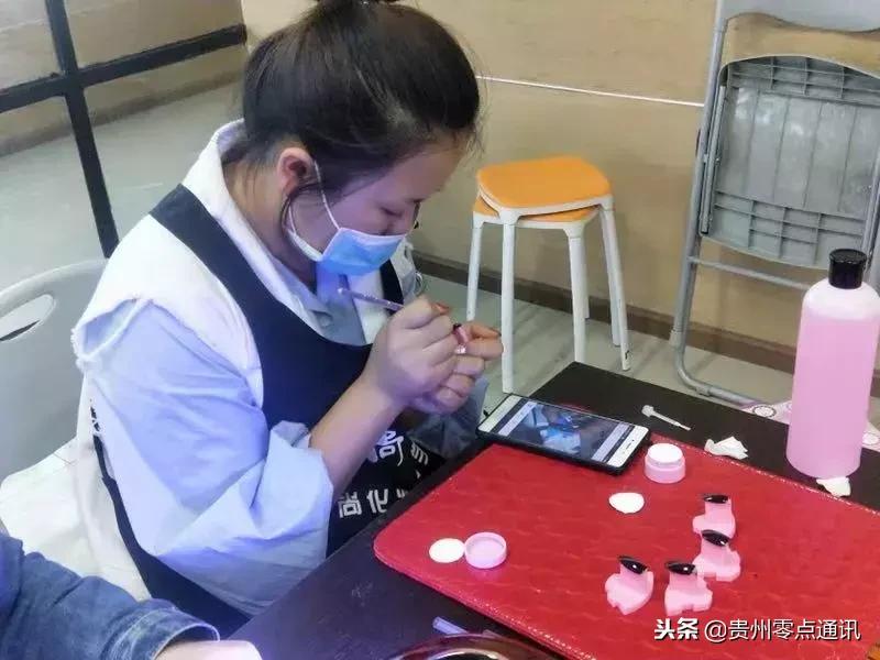 学美容化妆美甲纹绣在哪学,去哪学化妆学美甲