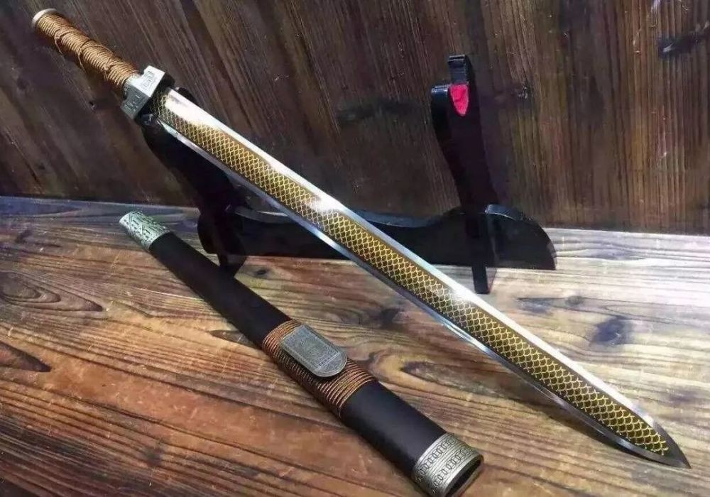 老农捡到古董宝剑竟然价值800w,专家文物低价买进高价卖出