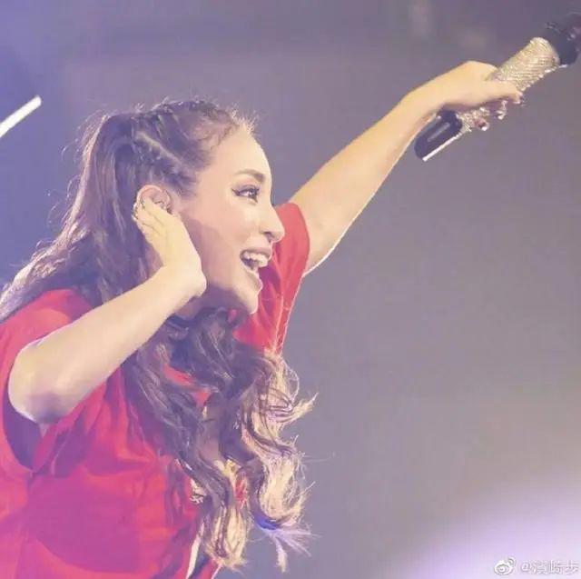 曾经的亚洲天后，“潮流”的同义词，去年未婚生子发布唱跳短视频