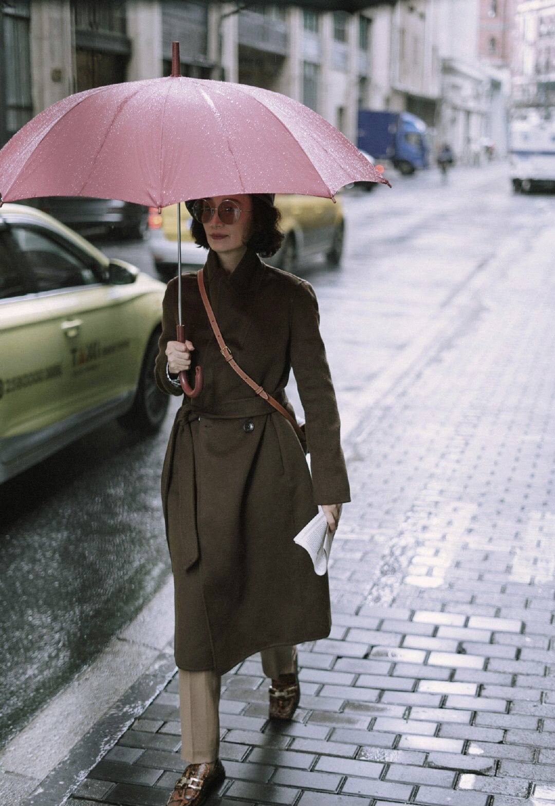 三木母女羊绒大衣穿搭,三木母女雾霾蓝大衣搭配裤子