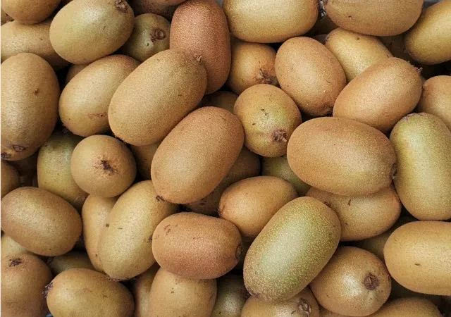 购买猕猴桃，要问清楚是红心、黄心还是绿心，差别挺大，别买错了