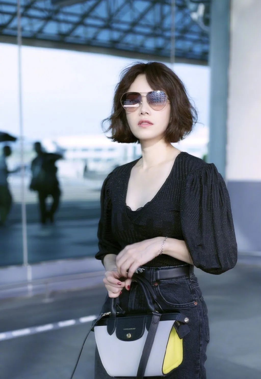 玉女歌手拒绝大佬*规则潜**背上巨额违约金！为还债走穴捞金无人识