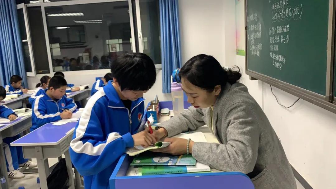 晚自习同学们在争分夺秒的学习,自习课上同学们都在埋头复习