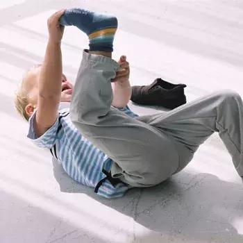 孩子不愿意自己穿衣服怎么教育,小孩在家不肯穿衣服