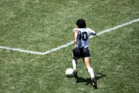 马拉多纳退役后回到那不勒斯,马拉多纳走出半生