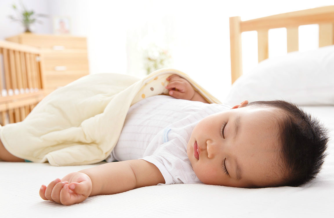 抱着孩子睡觉，孩子才睡得着？不是宝宝难带，这些才是原因