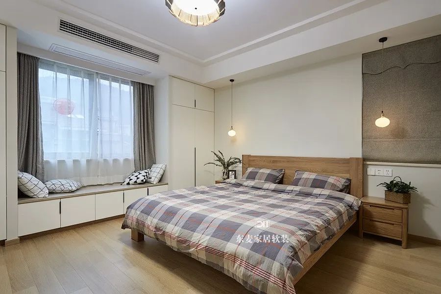 不顾后果砸掉飘窗,锤子砸下去瞬间,她们就后悔了