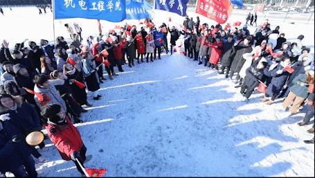 哈尔滨一高校操场惊现双航母,高校雪地双航母