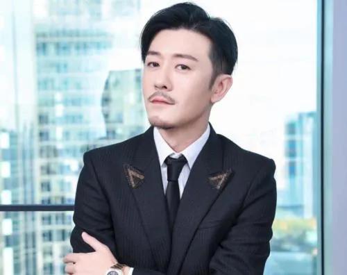 行走的荷尔蒙，这6位越老越有味，大胡茬克制又霸道，气质太绝了