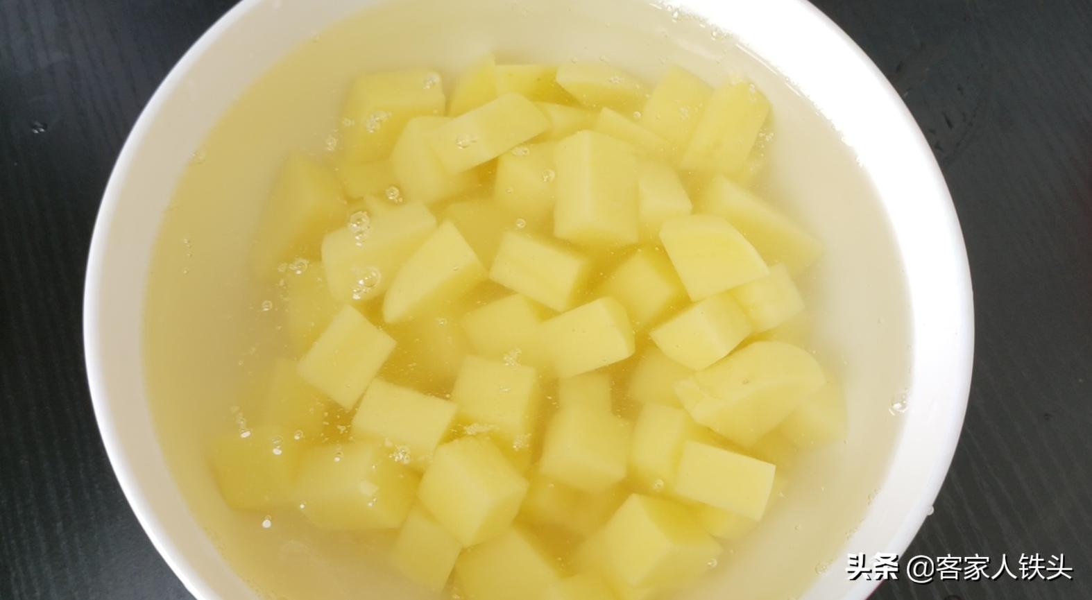 土豆和鸡肉鱼肉鸭肉一起炒,鱼肉土豆国色天香的做法