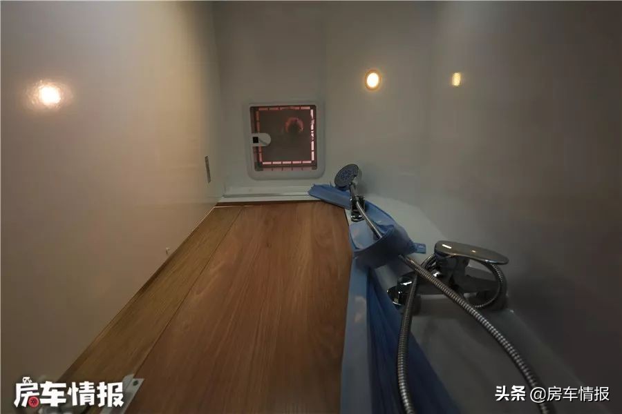 豪华四驱b型房车最新款,览众单排汽油四驱皮卡房车