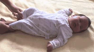 宝宝哭闹，蹬腿，脸通红？孩子发生肠胀气了，教你7招来应对