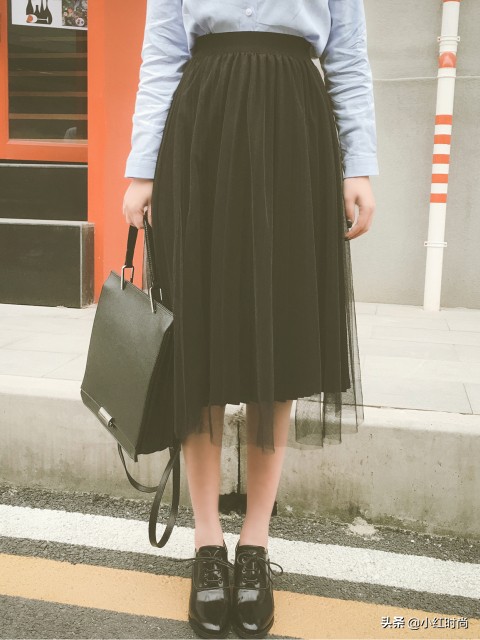 40岁女人减龄穿搭牛仔上衣加纱裙,牛仔外套配纱裙真好看