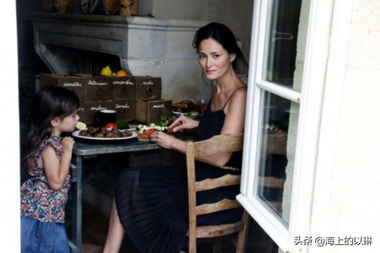 这位43岁的中法混血美女，把乡间的时光过成诗意的时尚生活