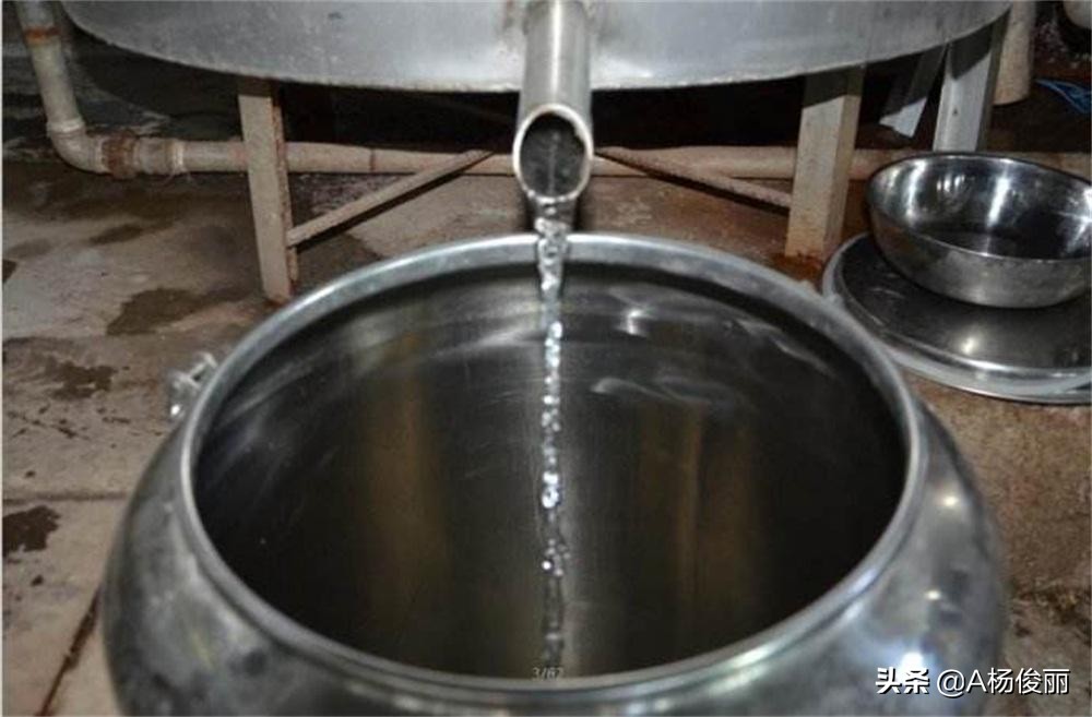酿酒烤酒时正确上粮食的手法,酿酒设备怎么加热好