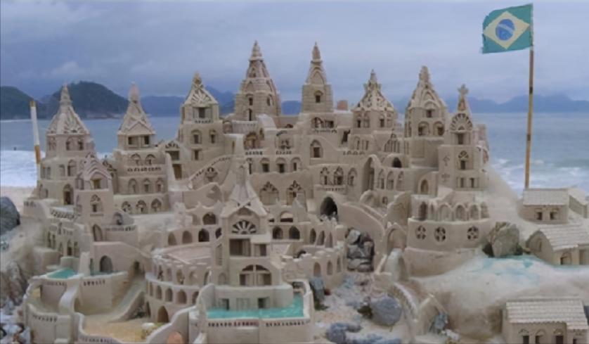 巴西一雕刻家在沙滩“建国”，称王22年，靠和游客拍照维持生计