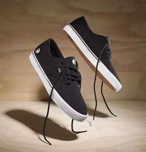 滑板鞋有没有轮子,滑板鞋vans配什么裤子