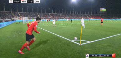 国足0-1日本遭2连败小组排名垫底,国足亚洲杯中韩对抗几点开始