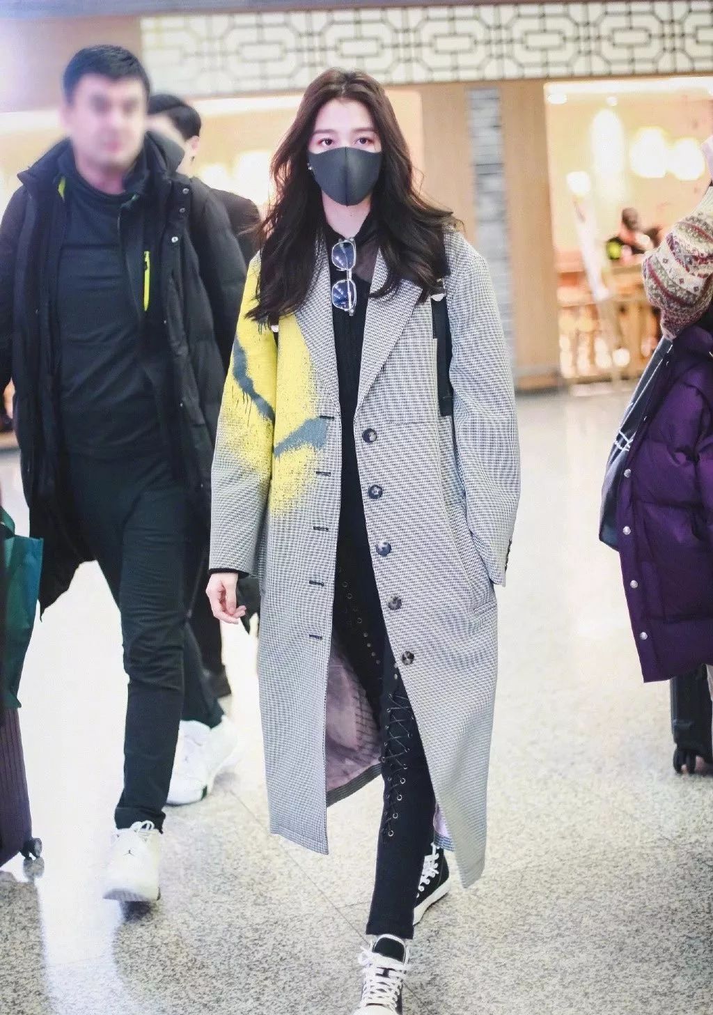 周洁琼穿砂糖匡威鞋,周洁琼鞋