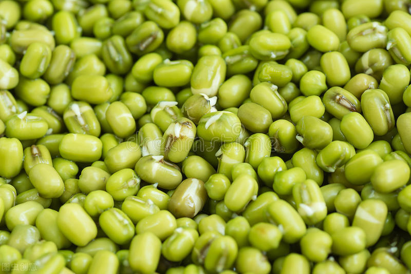 绿豆汤怎么煮才能煮得又白又软,想煮出碧绿的绿豆汤怎么煮才可以