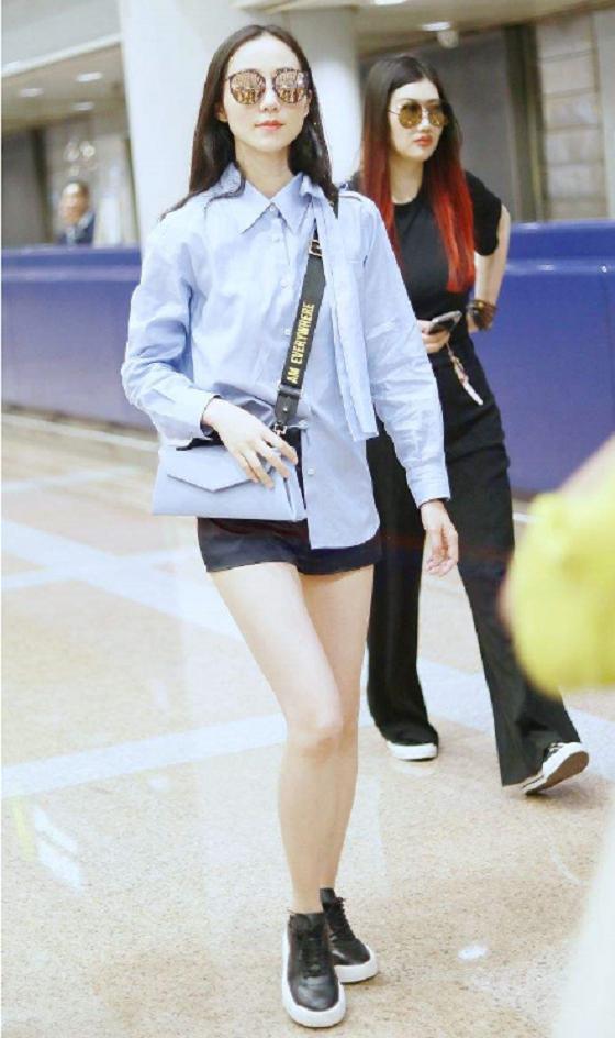 36岁韩雪机场条纹短裤坐姿,36岁韩雪气质百变台上造型御姐