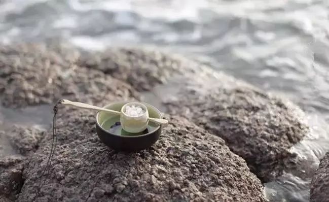 珠宝一般消磁用的是什么容器,珠宝里的消磁石有什么作用