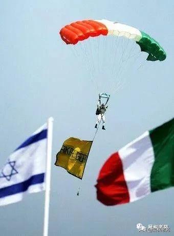 我军空降兵跳伞视频,解放军空降兵大规模跳伞