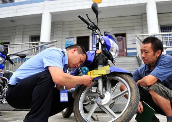 摩托车一年多没检还可以检吗,摩托车自己上牌还是店家上牌好