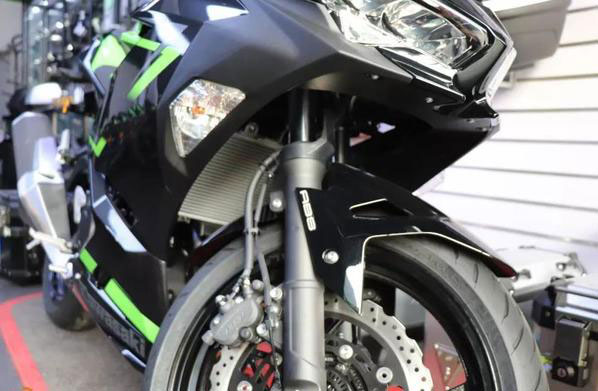 川崎小忍者400和黄龙600参数对比,川崎2023年忍者400还值得入手吗