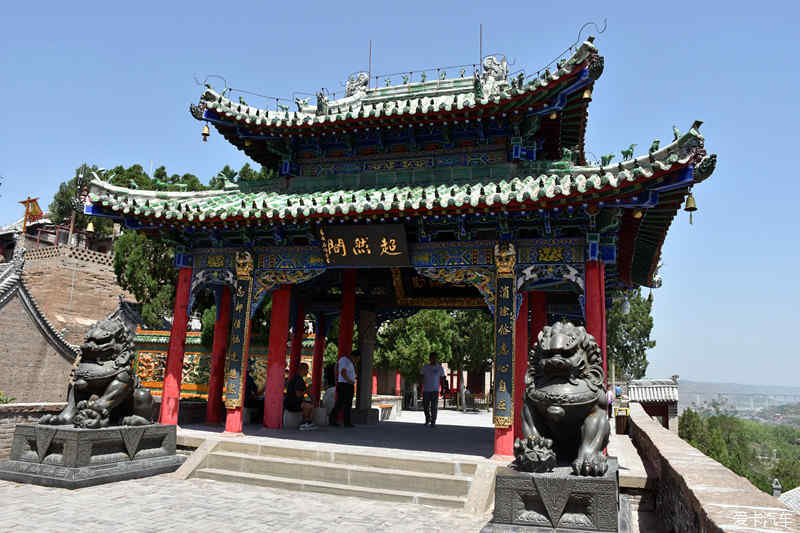 县长陪毛主席游览寺庙,方丈认出县长却没认出毛主席