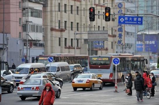 开车过无红绿灯的路口怎么操作,红绿灯路口如何正确行驶