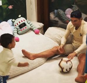 C罗教儿子任意球,马特奥进球后c罗庆祝动作