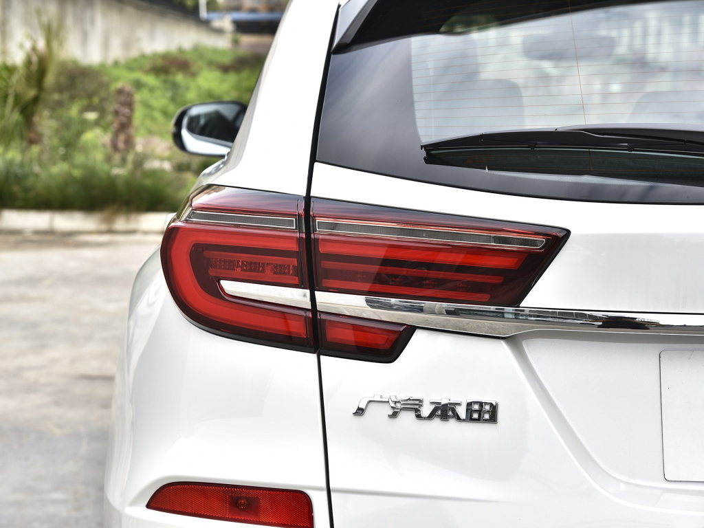 冠道和凯迪拉克xt5加速对比的视频,冠道和凯迪拉克xt5哪个更值得购买