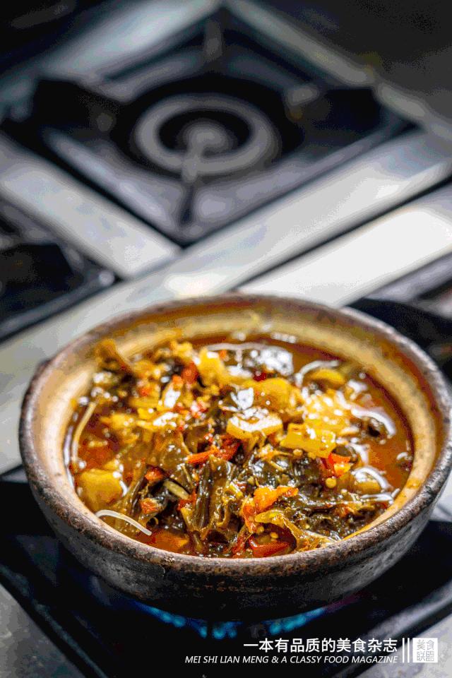 大叔自创鸡蛋饼从2元卖到10元,小伙摆摊卖了3年鸡蛋饼