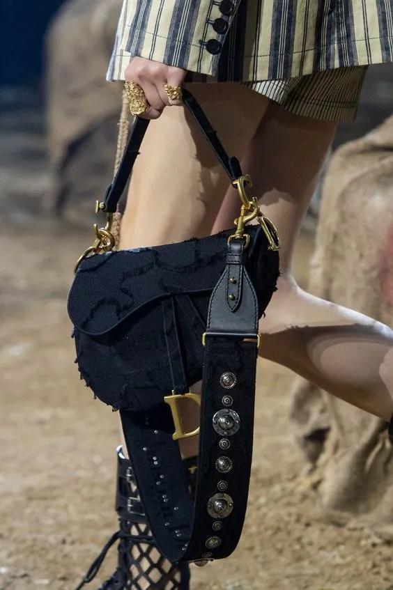 快来get这款潮酷腋下包吧,腋下包轻奢小众lisa