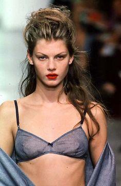 全球最撩超模！一双狐狸媚眼迷倒众生，爆红后却在乡下养鸡？