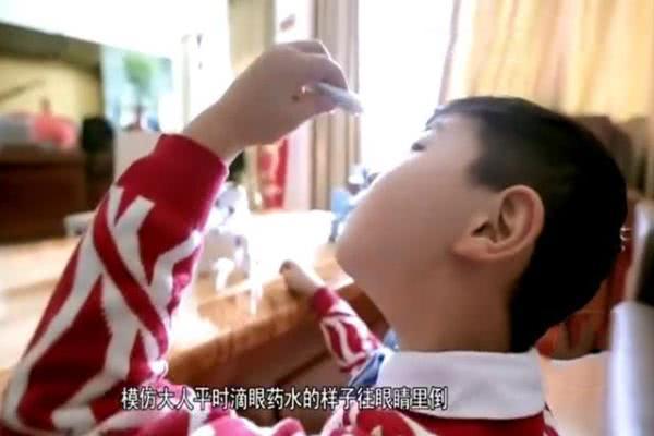 误将502胶滴眼睛,三岁儿子误把502胶滴进眼里