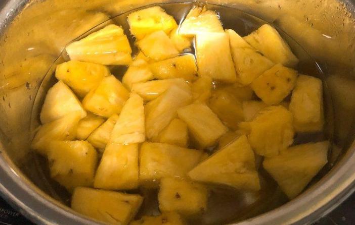 菠萝怎么泡才不涩,怎么泡菠萝才能让菠萝从酸变甜