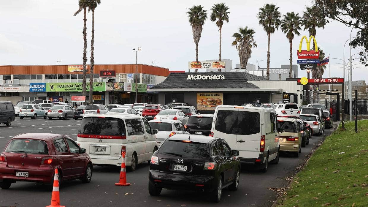 黑帮“*私走**”KFC全家桶被捕？吃不到垃圾食品，新西兰人馋坏了