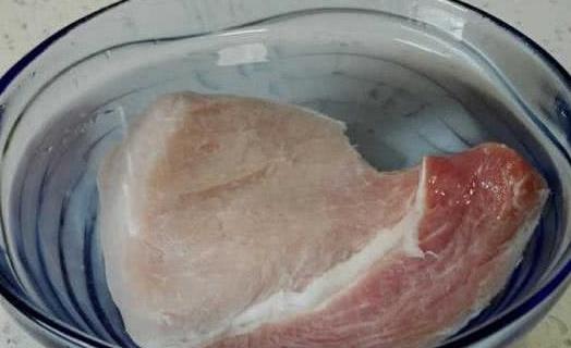 吃不完的猪肉怎么处理再放冰箱,吃不完的猪肉放保鲜还是冷冻