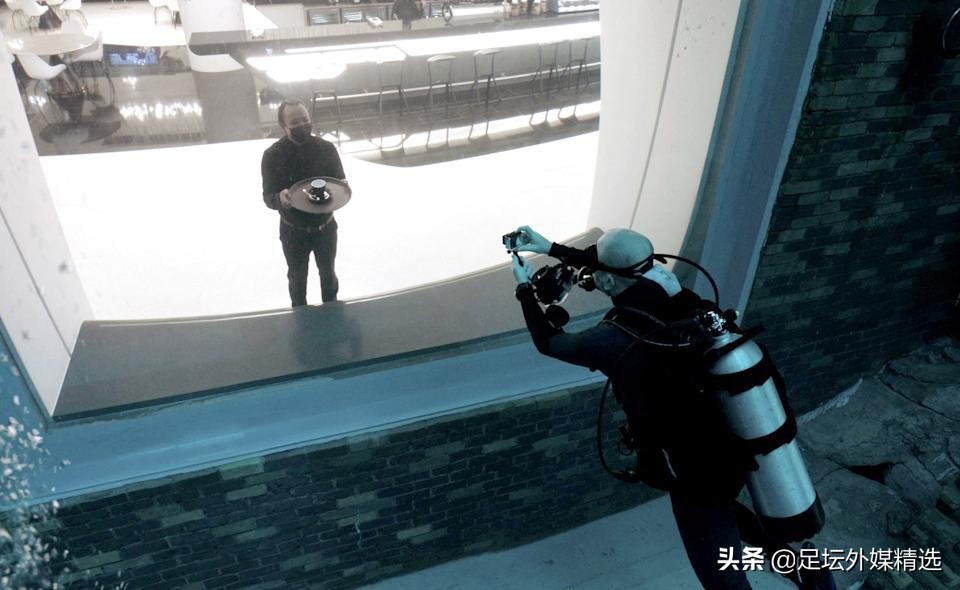 世界最深泳池在迪拜开业,迪拜全世界最高的游泳池