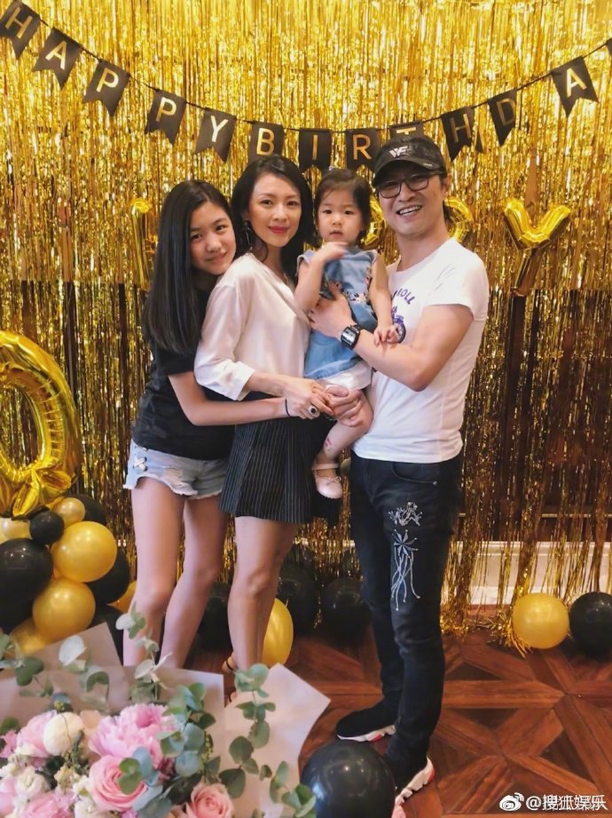 霍启刚背购物袋,霍启刚机场手捧郭晶晶的火炬